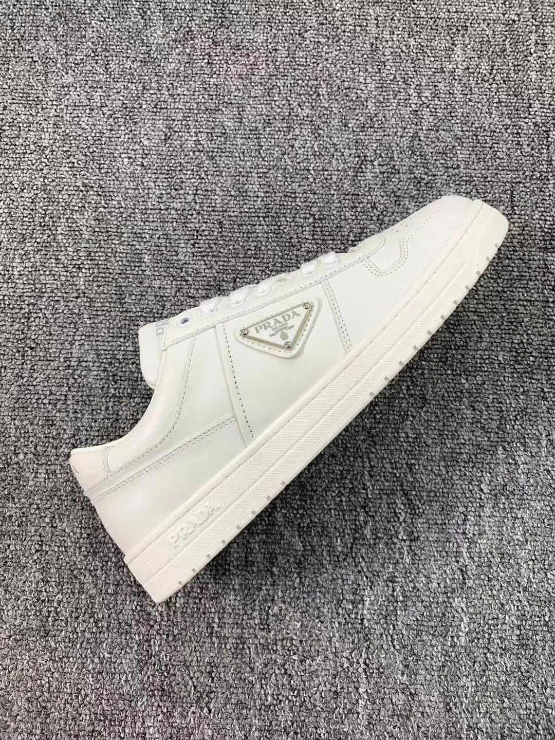 P380 Yuan 38-45 Prada Prada’s new men’s leather sports shoes, the highest version on the market, any comparison is welcome🆚! The original leather has excellent texture and is super high-end! Fetal sheep net lining imported from Italy, removable pad! Luxurious materials and fine workmanship, highly recommended!